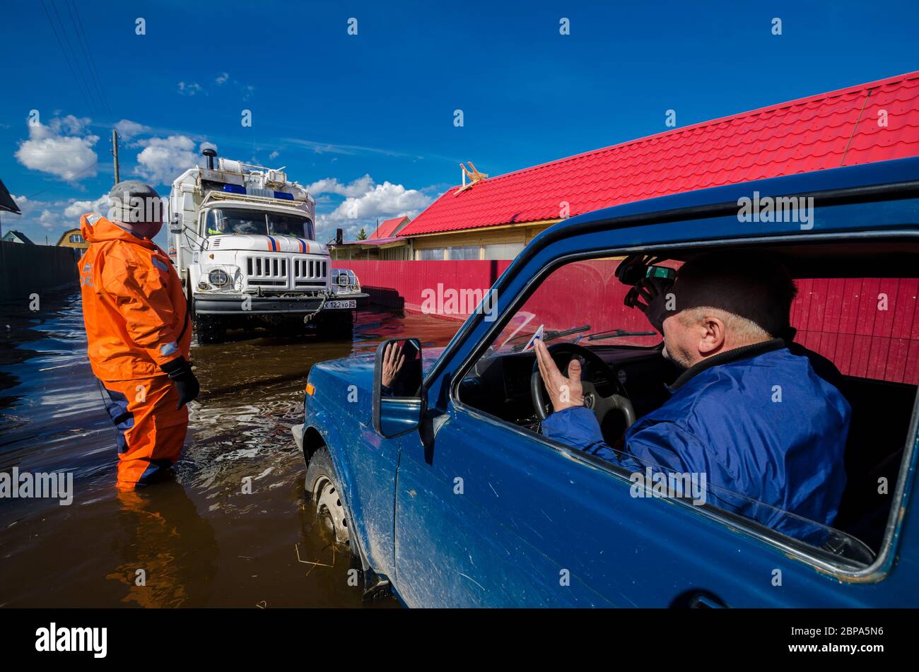 Maggio 2020 - Arkhangelsk. Bagnino in muta aiuta durante le inondazioni. Russia, regione di Arkhangelsk Foto Stock