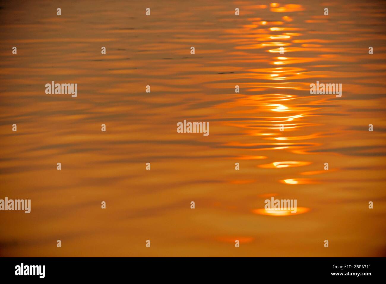 Scintille del sole che si riflette al largo del fiume Mekong. Kratie, Cambogia, Sud-est asiatico Foto Stock