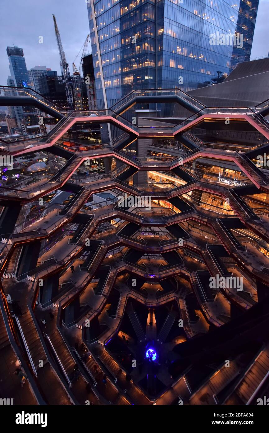 New York City, NY, Stati Uniti - 4 dicembre 2019. La nave, struttura unica e attrazione per i visitatori, parte del progetto di riqualificazione Hudson Yards . Foto Stock