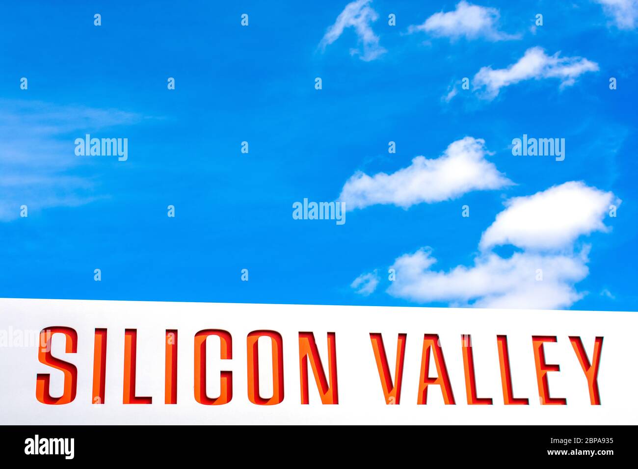 Silicon Valley segno sotto il cielo blu con nuvole chiare. Silicon Valley è un centro globale per l'alta tecnologia, l'innovazione e i social media - San Foto Stock