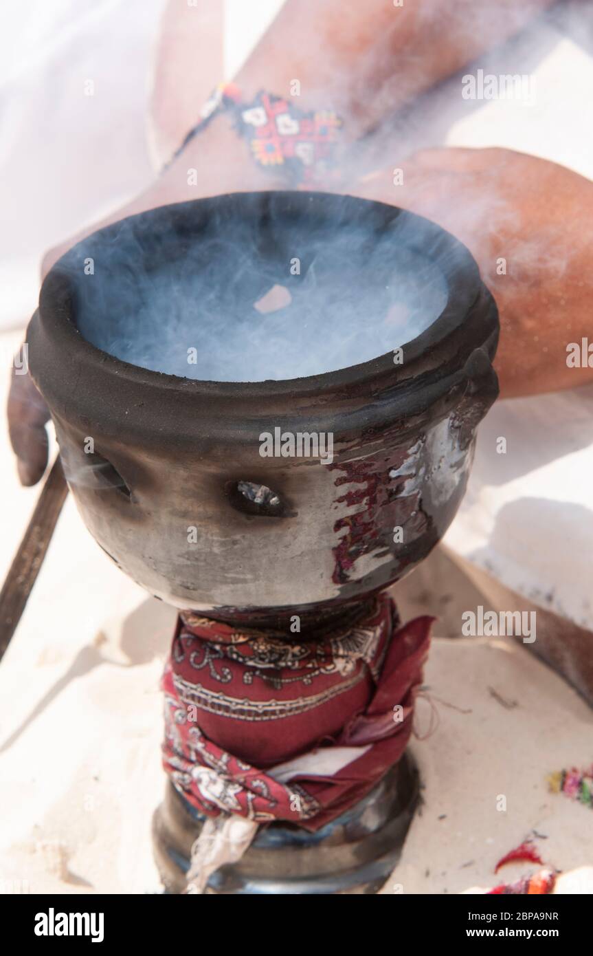 Copalera illuminata di fumo copale, Playa del Carmen, Messico, America Foto Stock