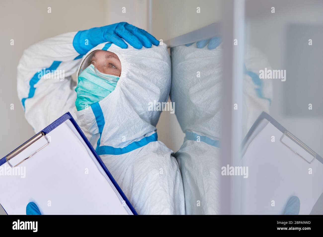 Scout di contenimento o medico con scout e esaurimento a causa di coronavirus e Covid-19 pandemia Foto Stock