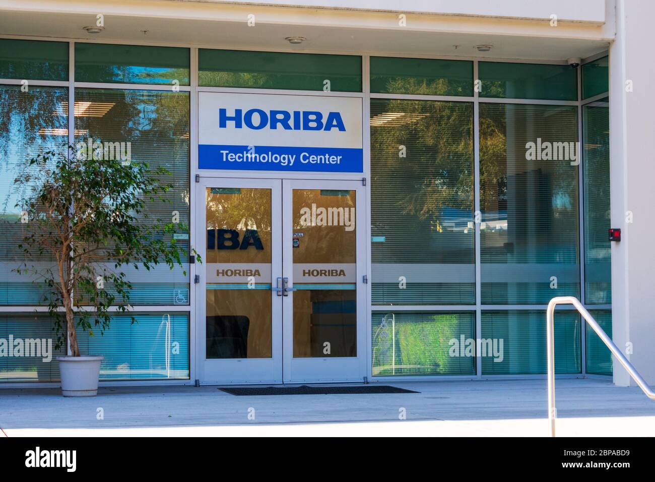 Sede centrale di Horiba Instruments nella Silicon Valley. Horiba, Ltd. È un produttore giapponese di strumenti di precisione per la misurazione e l'analisi - Sun Foto Stock
