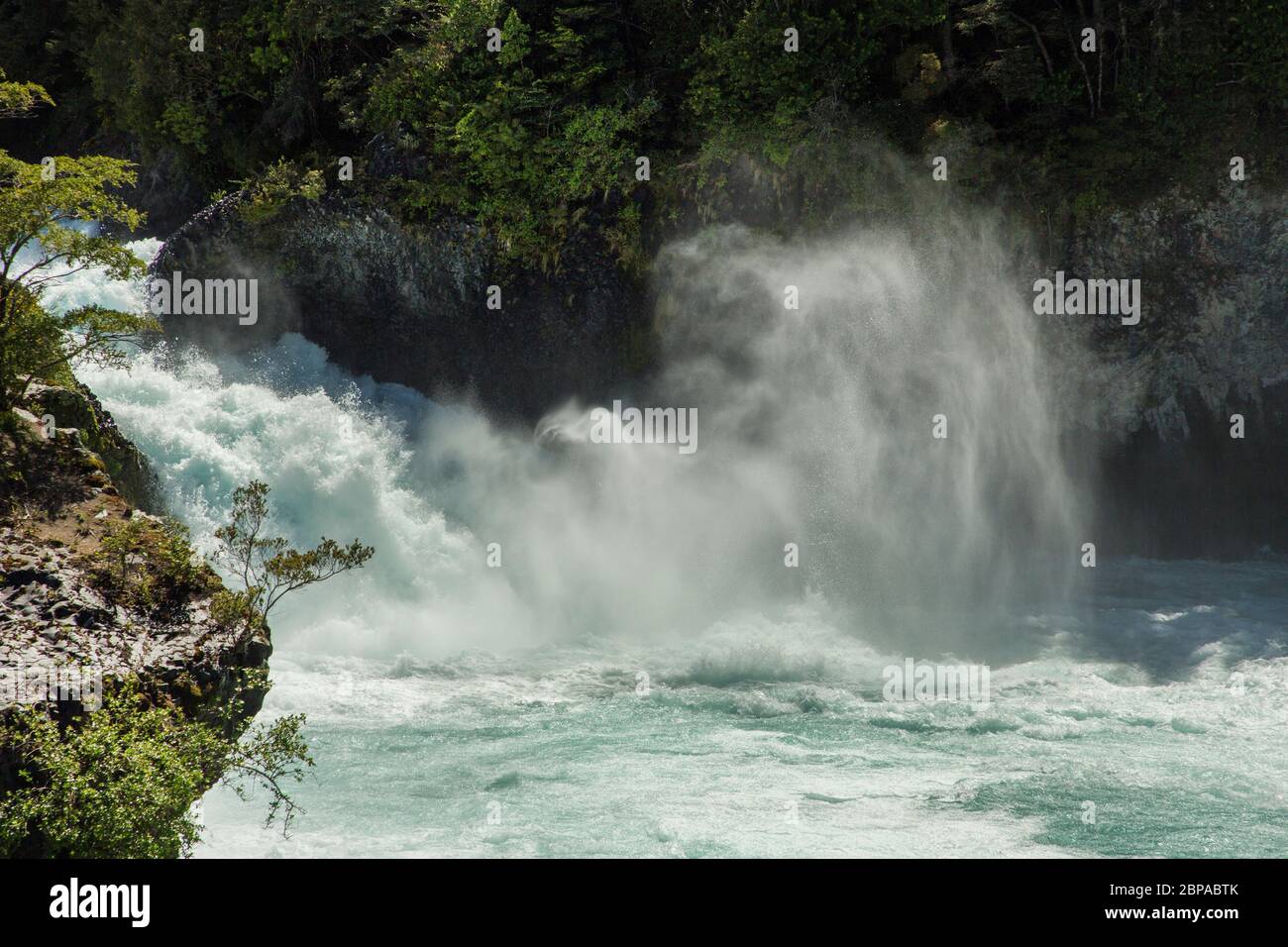 Le cascate e le rapide di Petrohue, nel Parco Nazionale Vicente Perez Rosales della Regione di Los Lagos, vicino a Puerto Varas, Cile Foto Stock