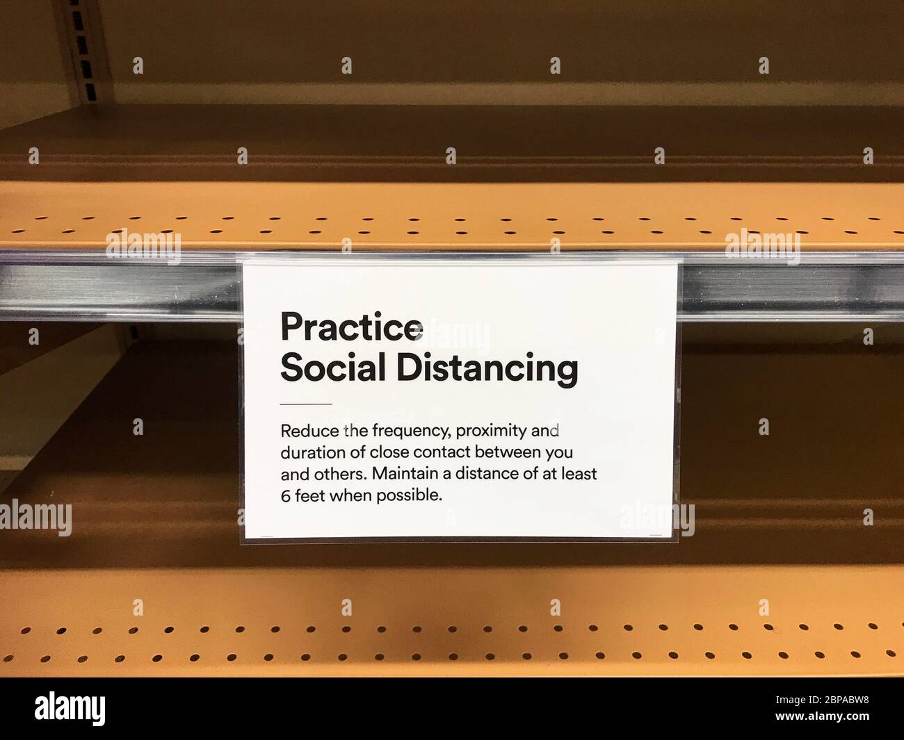 Pratica Social Distancing segno uno gli scaffali vuoti nel supermercato, chiedendo ai clienti di mantenere una distanza di almeno 6 piedi per preve Foto Stock
