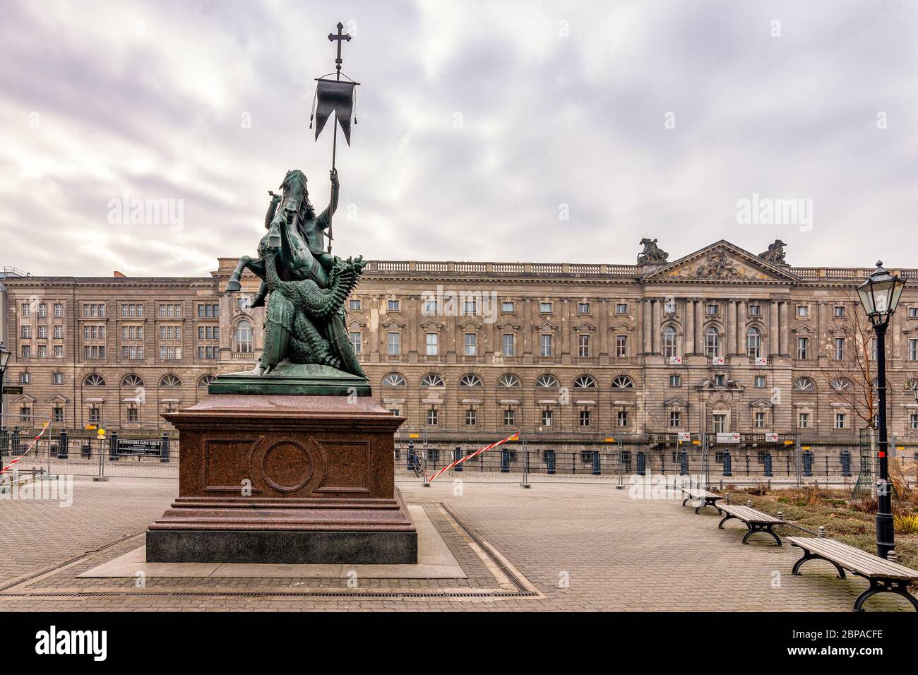 Berlino / Germania - 12 febbraio 2017: Statua di San Giorgio che uccide il Drago nello storico quartiere Nikolaiviertel di Mitte, Berlino, Germania Foto Stock