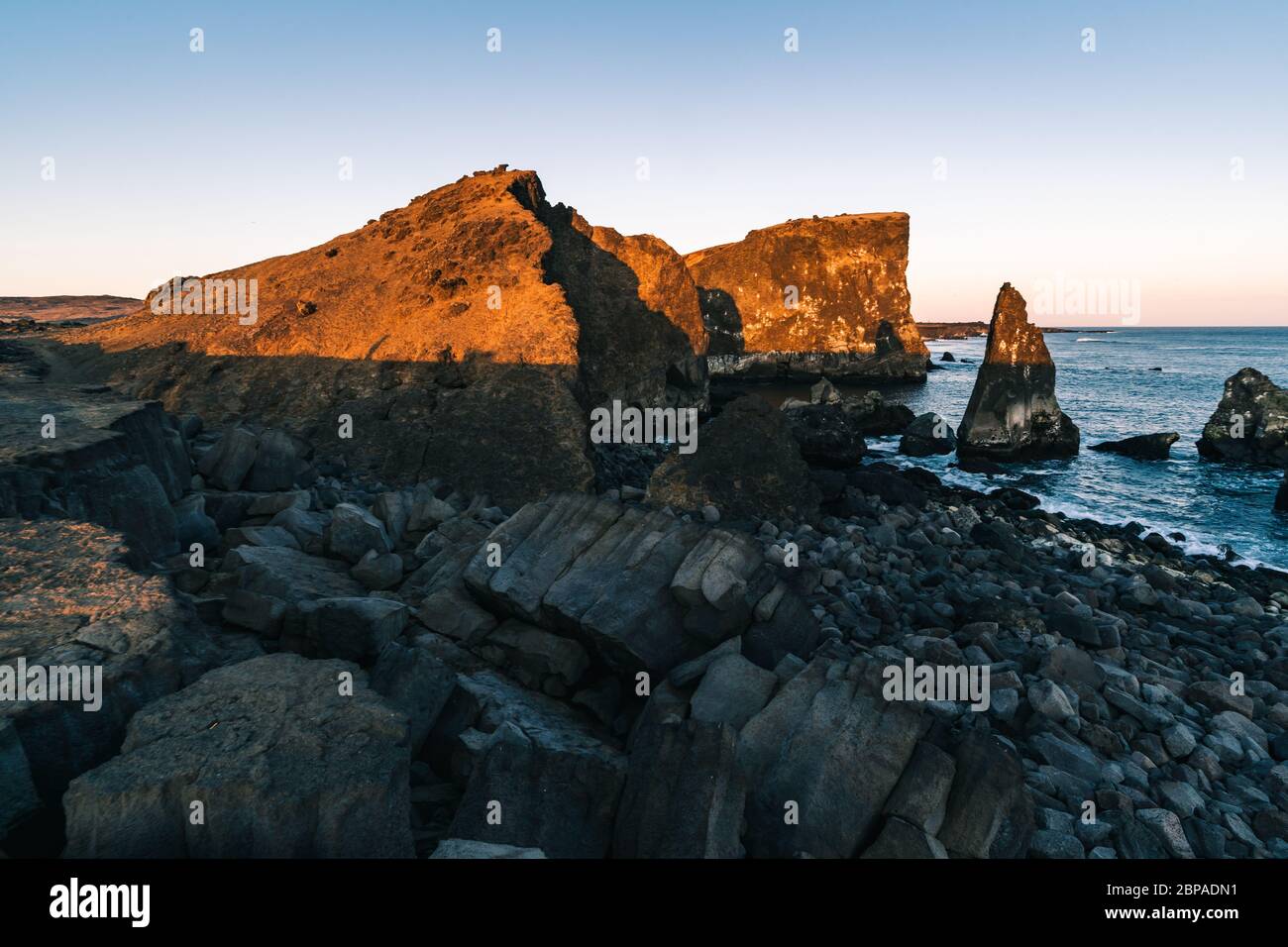 Meraviglioso tramonto sulla popolare attrazione turistica baia di Valahnukamol, nel sud dell'Islanda. Le scogliere si trovano nella penisola di Reykjanes e sono facilmente raggiungibili Foto Stock