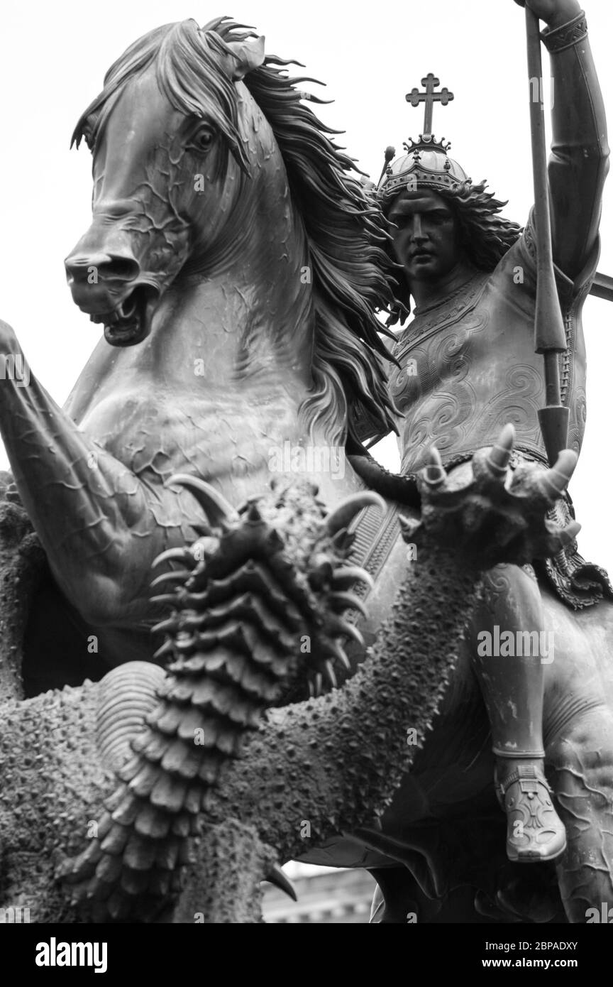 Berlino / Germania - 18 febbraio 2017: Statua di San Giorgio che uccide il Drago nello storico quartiere Nikolaiviertel di Mitte, Berlino, Germania Foto Stock