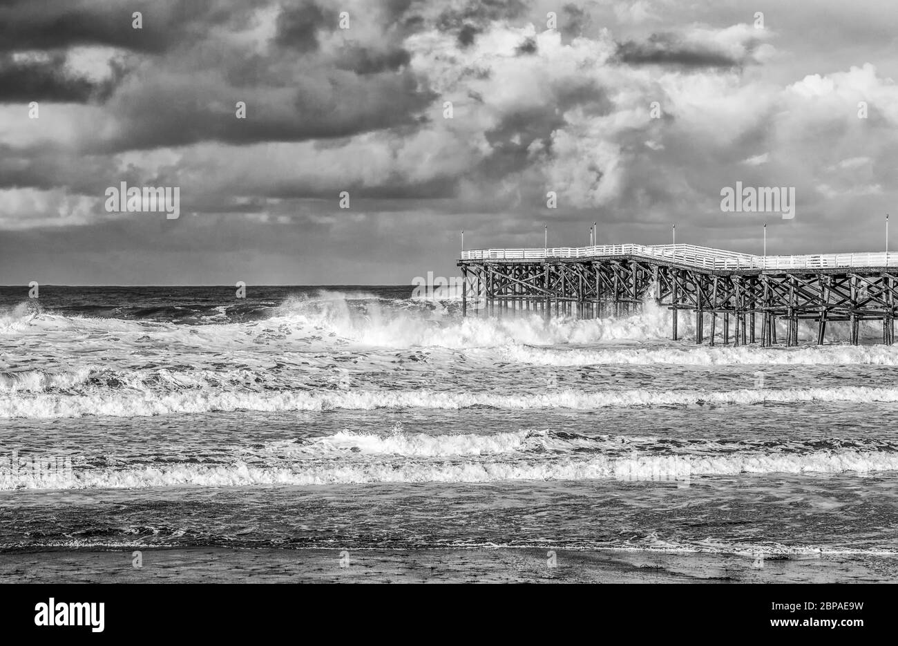 Crystal Pier al mattino durante il surf invernale. San Diego, California, Stati Uniti. Foto Stock