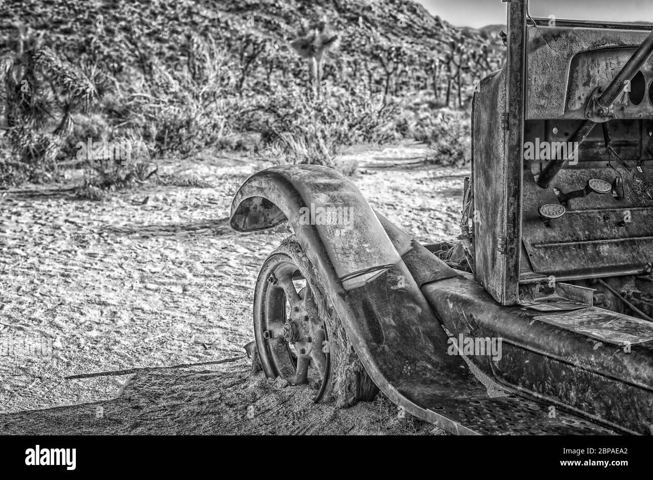 Auto vecchia e abbandonata nel deserto. Joshua Tree National Park, California, Stati Uniti. Foto Stock
