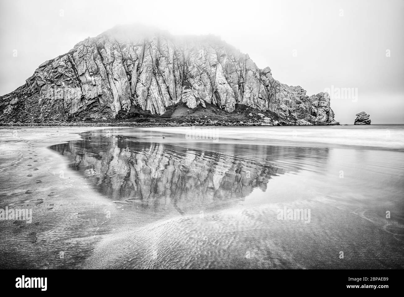 Morro Rock e Morro la spiaggia di roccia. Morro Bay, California, Stati Uniti d'America. Foto Stock