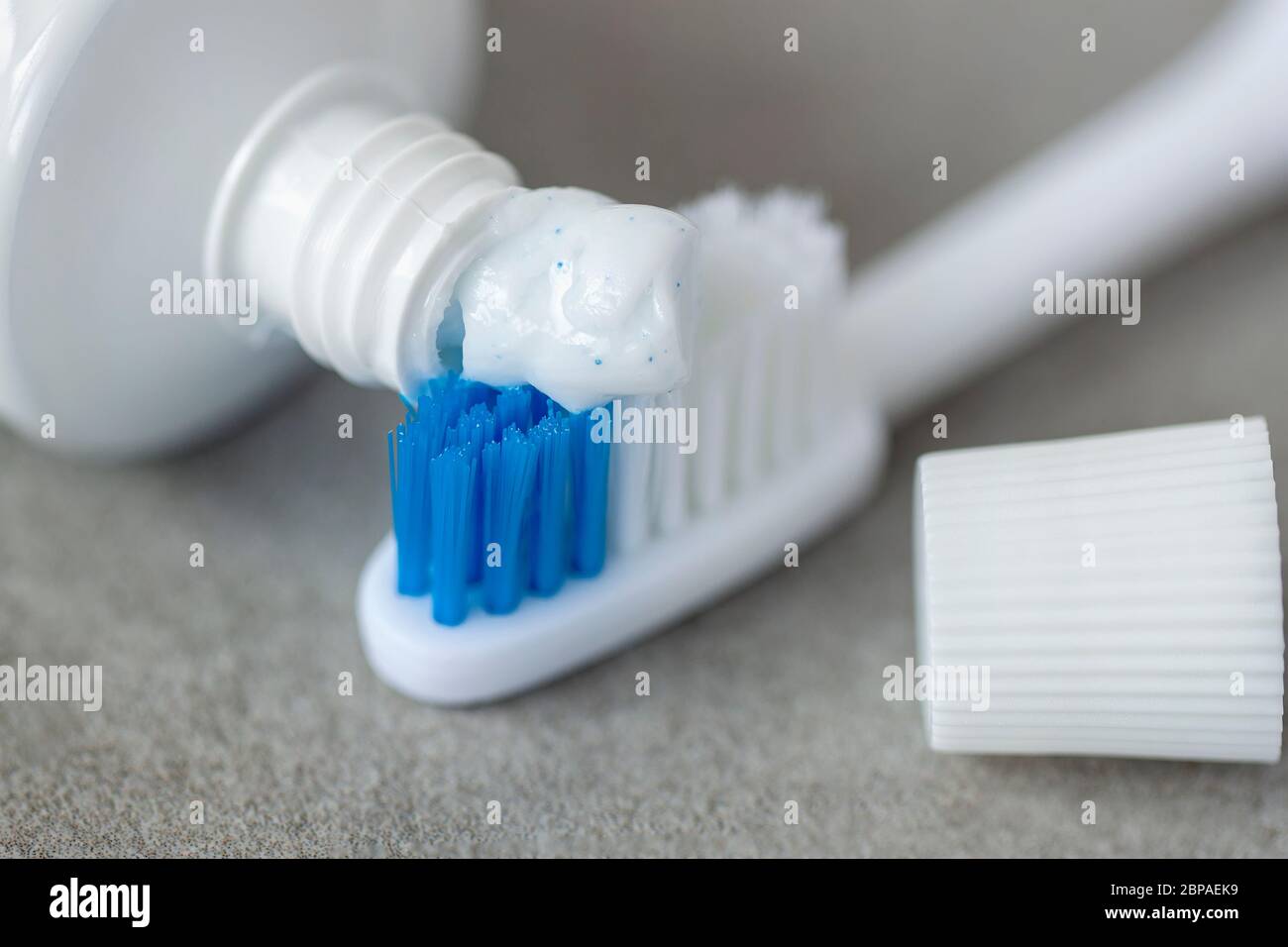 Il dentifricio del tubo strizza il pasta sul closeup della spazzola del  dente, fuoco selettivo, concetto di cura dentale Foto stock - Alamy
