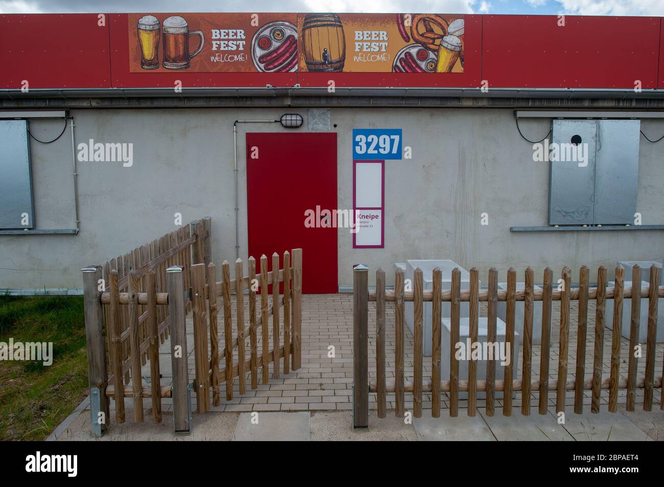 12 maggio 2020, Sassonia-Anhalt, Schnöggersburg: Il bar 'Beer Fest' nella città di formazione Schnöggersburg. La città militare di addestramento Schnöggersburg sulla zona di addestramento militare Altmark è finita. In questa città di allenamento, unica in Europa, non ci saranno riprese dal vivo. Un sistema supportato da laser mostrerà se una strategia funziona. La tecnologia viene utilizzata per la simulazione e la formazione in tempo reale. I soldati tedeschi, così come quelli di altre nazioni, devono essere preparati per le missioni straniere, nelle condizioni più realistiche possibili. Foto: Klaus-Dietmar Gabbert/dpa-Zentralbild/ZB Foto Stock