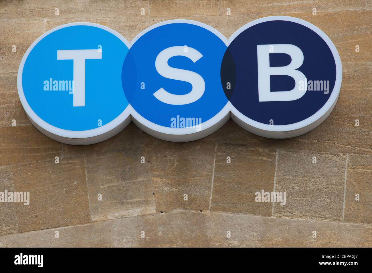 Il logo TSB Bank su un muro di pietra Foto Stock