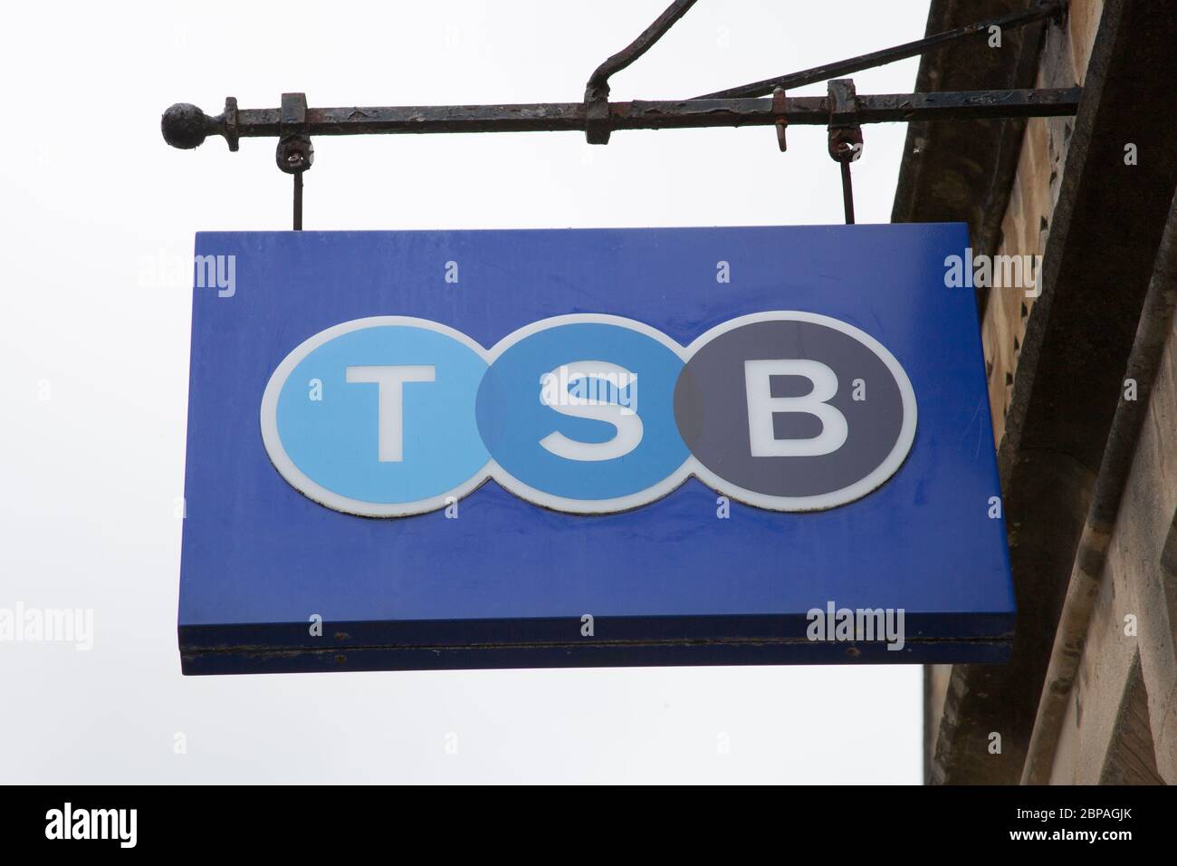 Il logo TSB Bank appeso a una parete Foto Stock