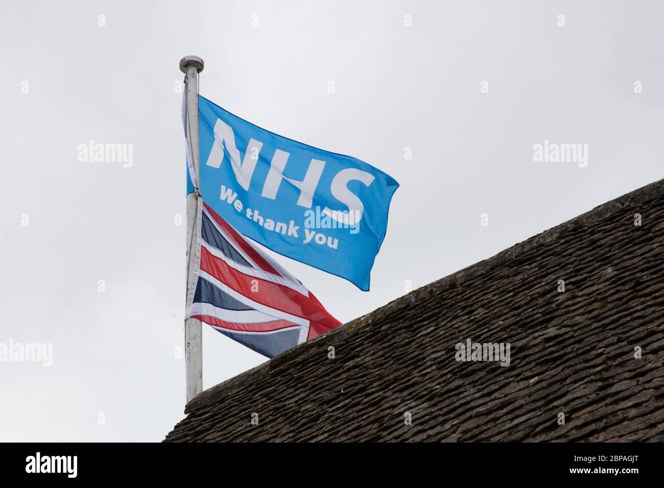 Bandiera che batte a sostegno dell'NHS durante l'epidemia di Covid 19 a Burford nel Regno Unito nel 2020 Foto Stock