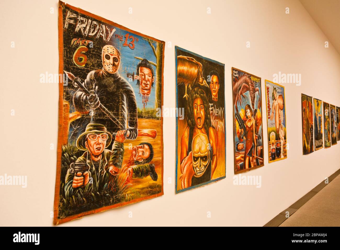 Mostra di poster d'arte moderna nella galleria Neue Pinakothek di Monaco di Baviera, Germania Foto Stock