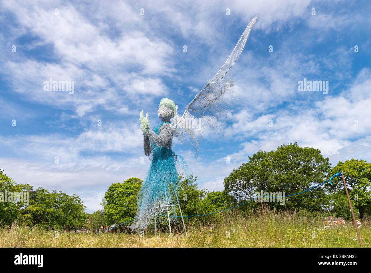 Modello di 'ali e scrub' di un operatore sanitario realizzato dall'artista locale Luke Perry da filo di pollo e mesh in esposizione nel Lightwoods Park, Bearwood Foto Stock