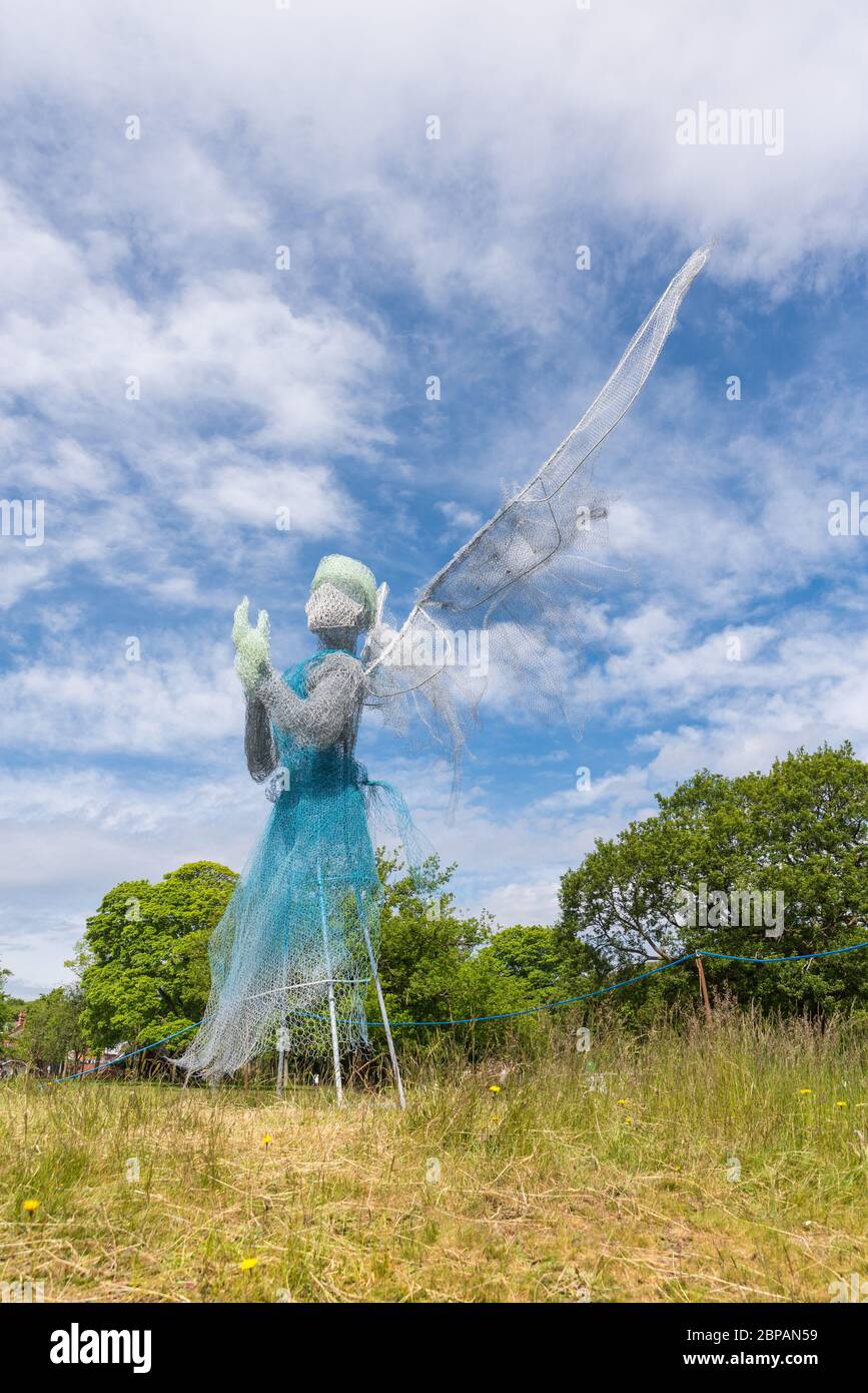 Modello di 'ali e scrub' di un operatore sanitario realizzato dall'artista locale Luke Perry da filo di pollo e mesh in esposizione nel Lightwoods Park, Bearwood Foto Stock