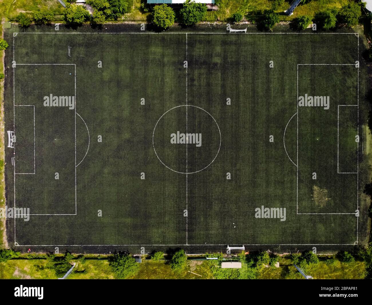 Torino, Italia - 18 maggio 2020: (NOTA PER LA REDAZIONE: Immagine creata con un drone) La vista aerea mostra un campo da calcio vuoto. Il blocco dovuto al COVID-19 coronavirus emergenza ha vietato tutte le attività sportive. Credit: Nicolò campo/Alamy Live News Foto Stock