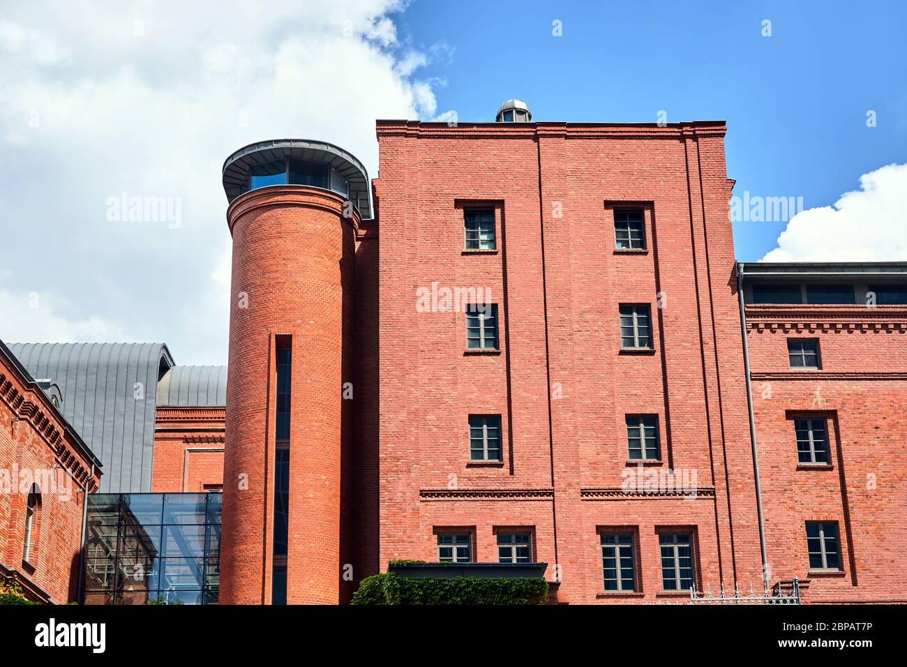 Facciata di un edificio rinnovato di un vecchio birrificio nella città di Poznan Foto Stock