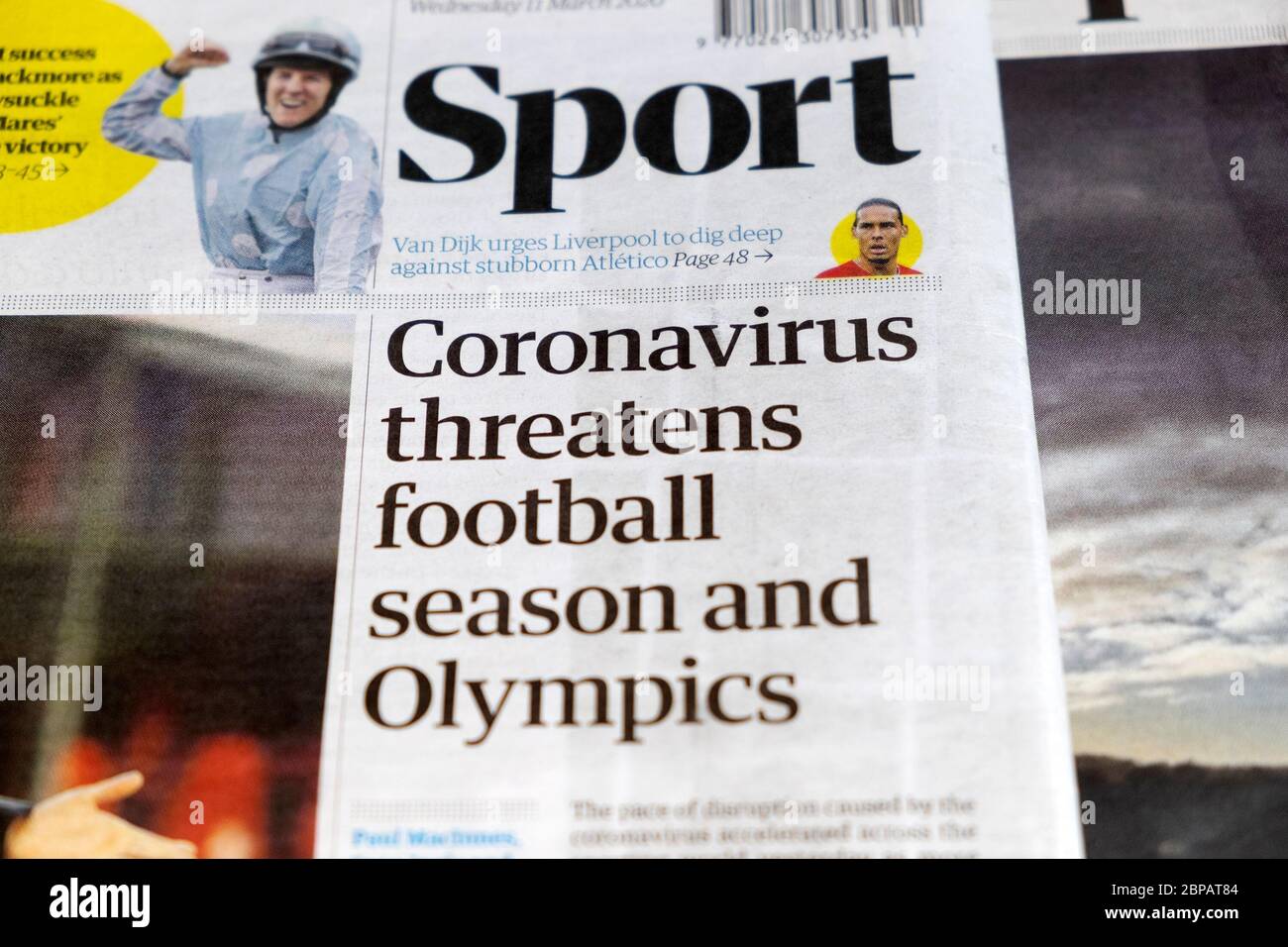 Sezione Sport 'Coronavirus minaccia la stagione calcistica e le Olimpiadi' giornale Guardian sport titolo all'interno della pagina 11 Marzo 2020 Londra Inghilterra UK Foto Stock