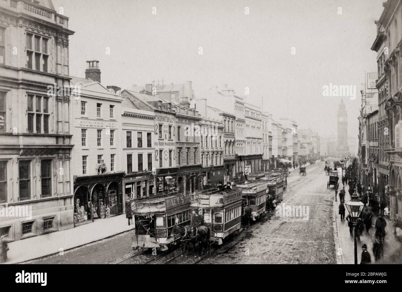 Tram sulla strada alta Belfast, Albert Clock, Irlanda del Nord Foto Stock