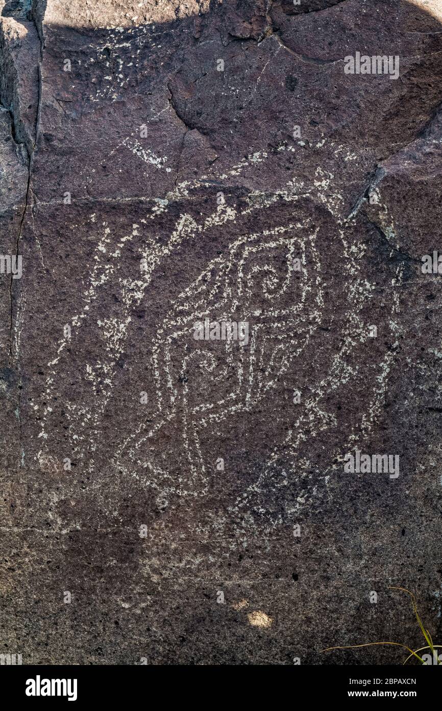 Squisito esempio di arte rupestre con un fantasioso design geometrico creato molto tempo fa da Jornada Mogollon persone a Three Rivers Petroglyph Site nel nort Foto Stock