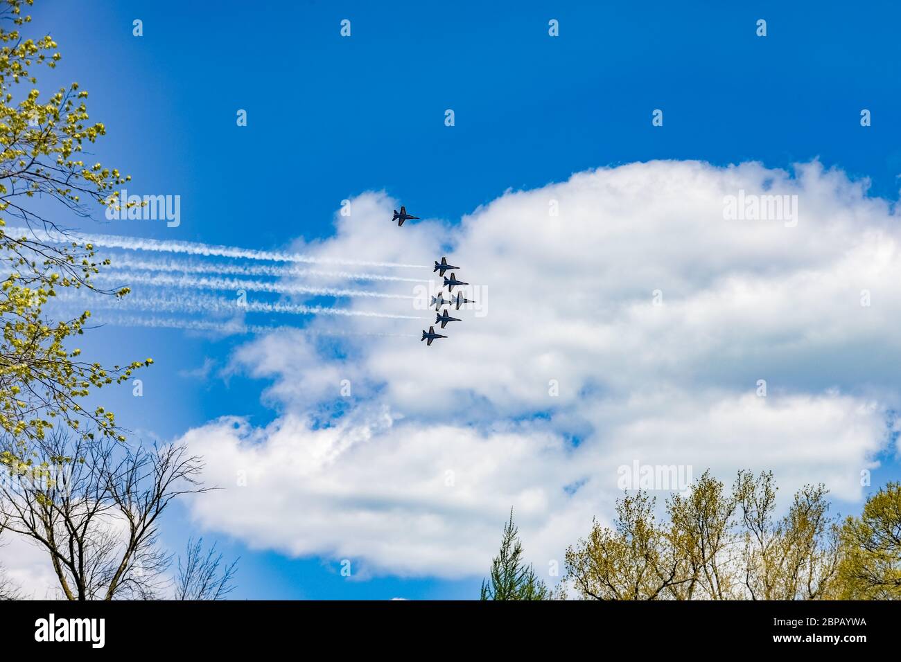 Gli Stati Uniti Navy Blue Angels sorvolano Chicago per onorare il personale sanitario, lavoratori essenziali durante la pandemia COVID-19 Foto Stock