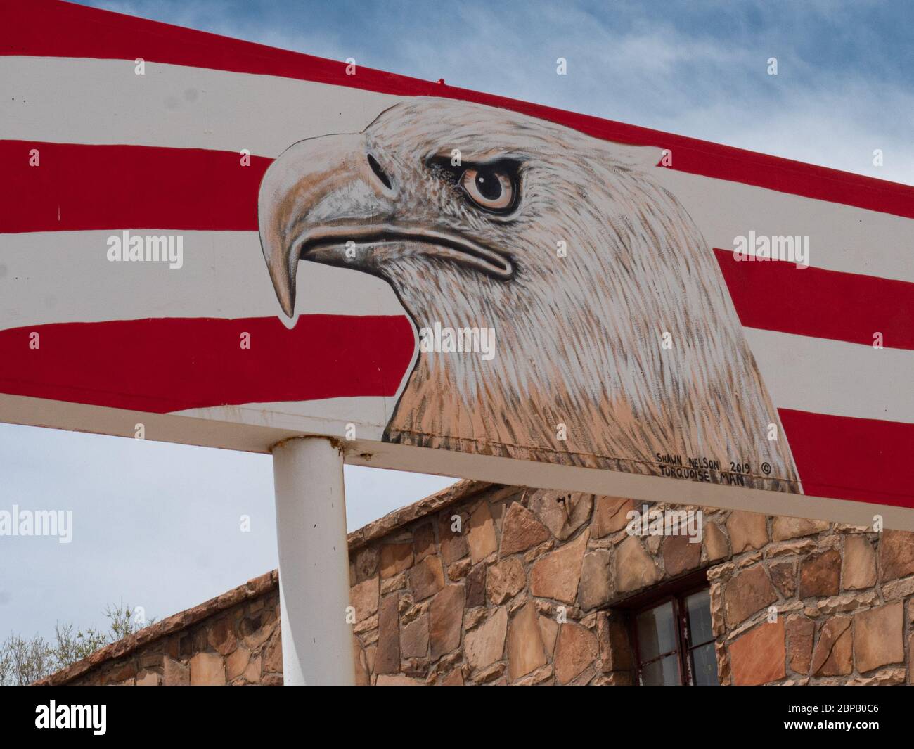 Testa di aquila calva su cartelloni rossi e bianchi Foto Stock