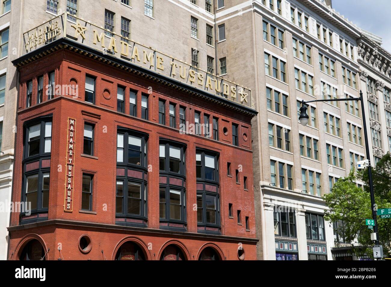 Un cartello con il logo all'esterno di un museo delle cere Madame Tussauds a Washington, D.C., il 9 maggio 2020. Foto Stock
