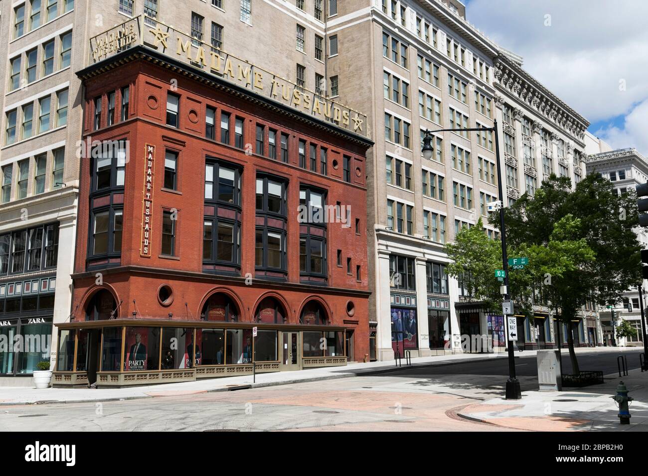 Un cartello con il logo all'esterno di un museo delle cere Madame Tussauds a Washington, D.C., il 9 maggio 2020. Foto Stock