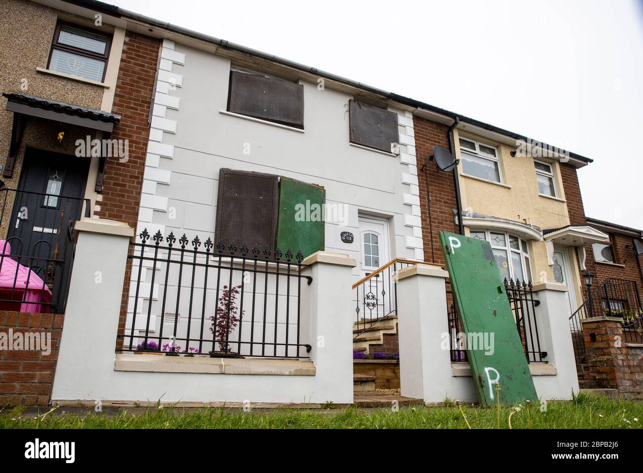 Gli otturatori sono sistemati in una proprietà in Lenadoon Avenue, nella parte ovest di Belfast, a seguito dell'assassinio di Keiran Wylie, 57 anni, assassinato a casa sua la domenica sera. Foto Stock