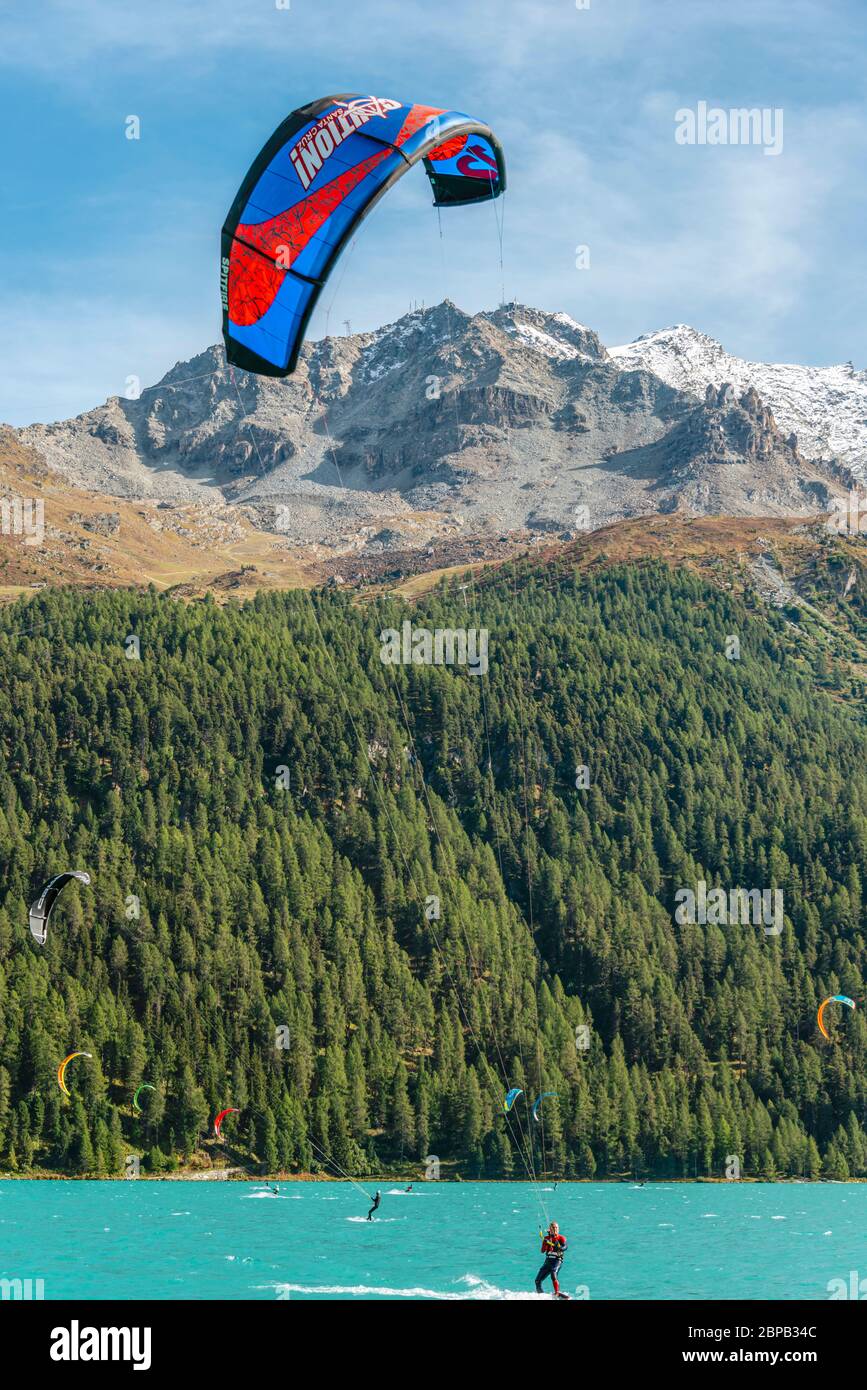 Kitesurfer sul Lago Silvaplana, Engadina, Grigioni, Svizzera Foto Stock