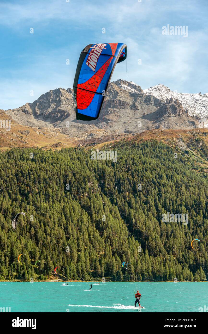 Kitesurfer sul Lago Silvaplana, Engadina, Grigioni, Svizzera Foto Stock