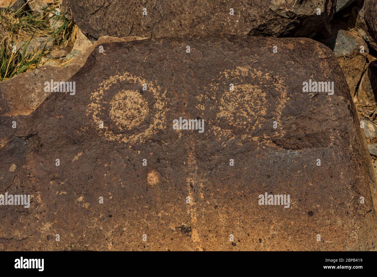 Arte rupestre creata molto tempo fa da Jornada Mogollon persone a Three Rivers Petroglyph Site nel nord del deserto del Chihuahuan, New Mexico, USA Foto Stock
