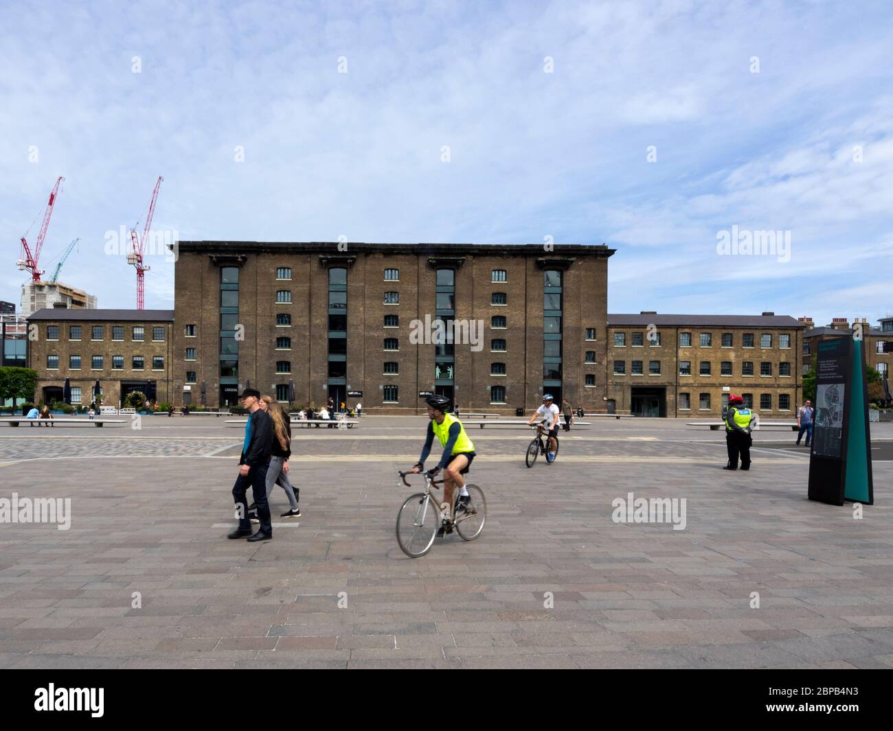 Londra. REGNO UNITO. 17 maggio 2020 all'ora di pranzo. Ampio angolo di visione di Granary Square durante il Lockdown. Foto Stock