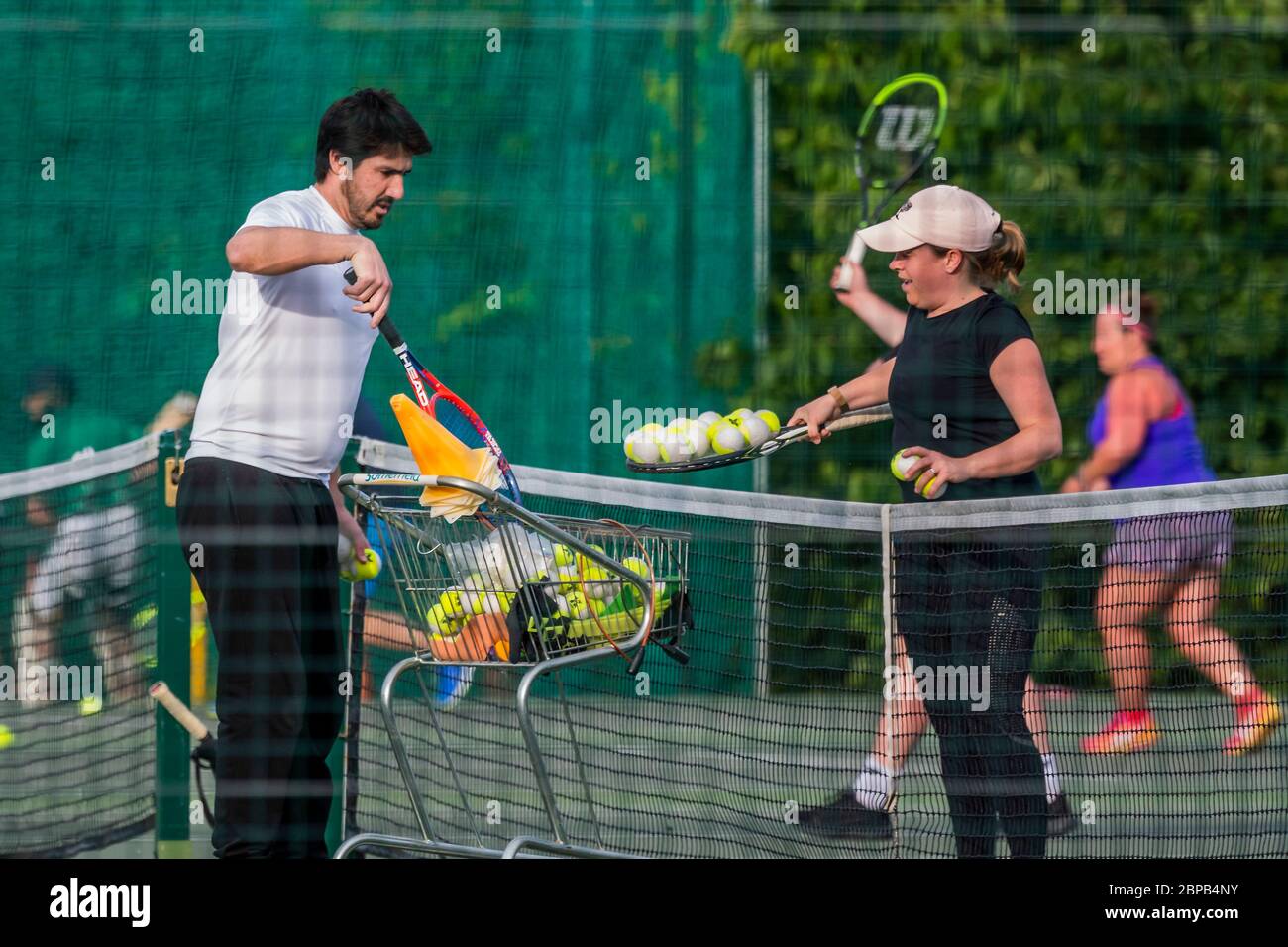 Londra, Regno Unito. 18 maggio 2020. Sport retrun comprese le reti da cricket e il tennis - chiaramente il virus non può essere trasmesso attraverso le palle. Clapham Common ha iniziato a ritornare ad una qualche forma di normalità sulla base delle restrizioni attenuate - Lambeth Consiglio hanno rimosso la maggior parte del segno e nastro che ha impedito la gente che si sfalcia sui banchi. Il "blocco" continua per l'epidemia di Coronavirus (Covid 19) a Londra. Credit: Guy Bell/Alamy Live News Foto Stock