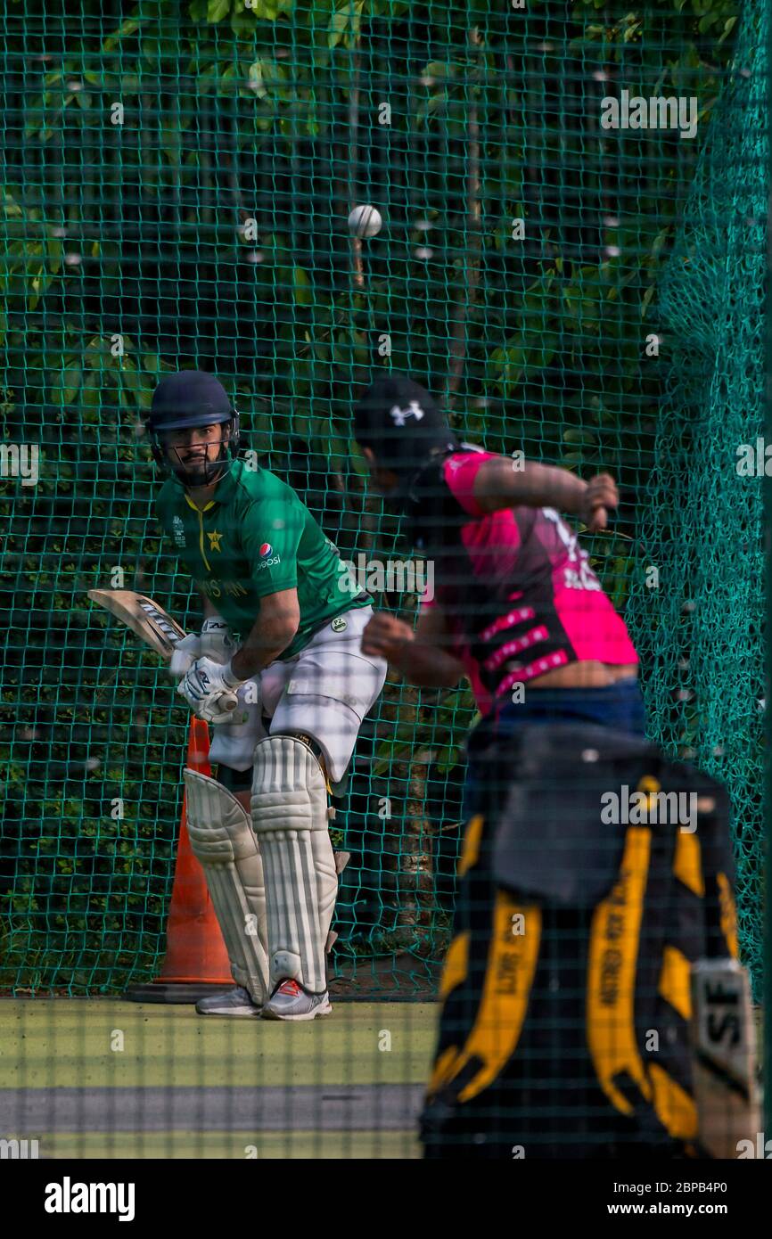 Londra, Regno Unito. 18 maggio 2020. Sport retrun comprese le reti da cricket e il tennis - chiaramente il virus non può essere trasmesso attraverso le palle. Clapham Common ha iniziato a ritornare ad una qualche forma di normalità sulla base delle restrizioni attenuate - Lambeth Consiglio hanno rimosso la maggior parte del segno e nastro che ha impedito la gente che si sfalcia sui banchi. Il "blocco" continua per l'epidemia di Coronavirus (Covid 19) a Londra. Credit: Guy Bell/Alamy Live News Foto Stock