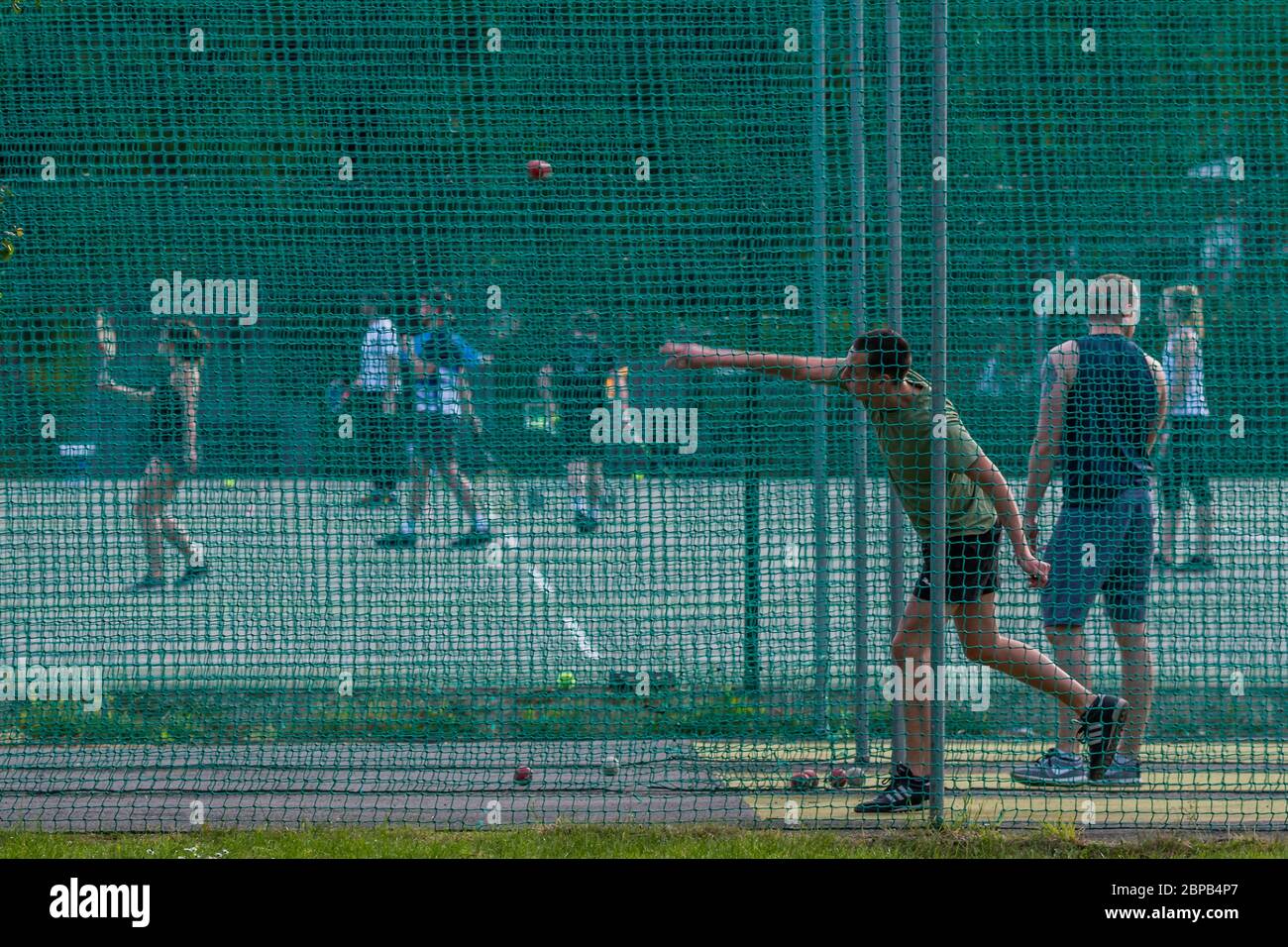 Londra, Regno Unito. 18 maggio 2020. Sport retrun comprese le reti da cricket e il tennis - chiaramente il virus non può essere trasmesso attraverso le palle. Clapham Common ha iniziato a ritornare ad una qualche forma di normalità sulla base delle restrizioni attenuate - Lambeth Consiglio hanno rimosso la maggior parte del segno e nastro che ha impedito la gente che si sfalcia sui banchi. Il "blocco" continua per l'epidemia di Coronavirus (Covid 19) a Londra. Credit: Guy Bell/Alamy Live News Foto Stock