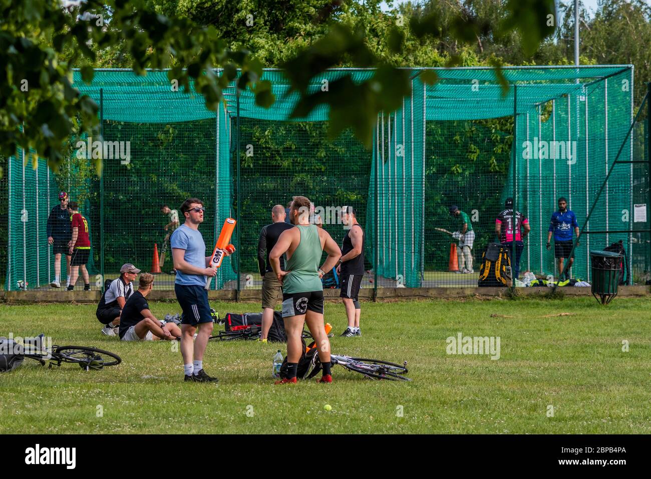 Londra, Regno Unito. 18 maggio 2020. Sport retrun comprese le reti da cricket e il tennis - chiaramente il virus non può essere trasmesso attraverso le palle. Clapham Common ha iniziato a ritornare ad una qualche forma di normalità sulla base delle restrizioni attenuate - Lambeth Consiglio hanno rimosso la maggior parte del segno e nastro che ha impedito la gente che si sfalcia sui banchi. Il "blocco" continua per l'epidemia di Coronavirus (Covid 19) a Londra. Credit: Guy Bell/Alamy Live News Foto Stock