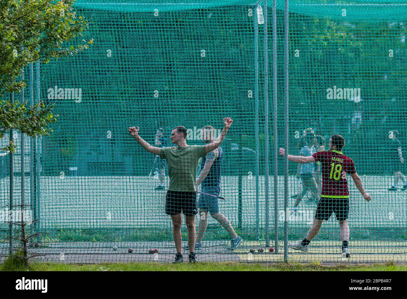 Londra, Regno Unito. 18 maggio 2020. Sport retrun comprese le reti da cricket e il tennis - chiaramente il virus non può essere trasmesso attraverso le palle. Clapham Common ha iniziato a ritornare ad una qualche forma di normalità sulla base delle restrizioni attenuate - Lambeth Consiglio hanno rimosso la maggior parte del segno e nastro che ha impedito la gente che si sfalcia sui banchi. Il "blocco" continua per l'epidemia di Coronavirus (Covid 19) a Londra. Credit: Guy Bell/Alamy Live News Foto Stock