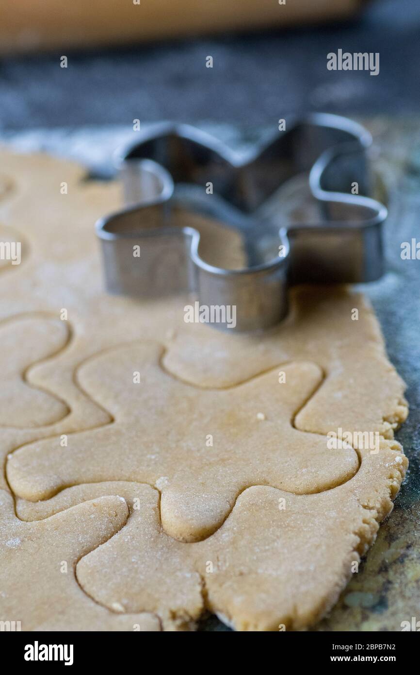 Pane zenzero uomini biscotti in fase di produzione Foto Stock