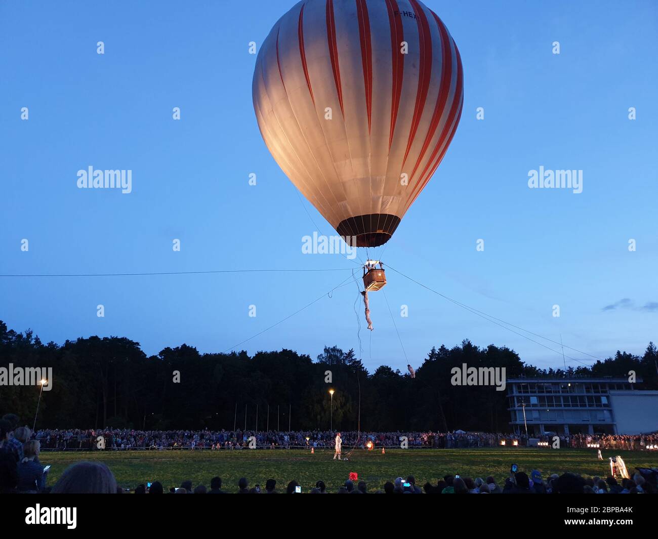 La gente sta appendere sul ballon dell'aria Foto Stock