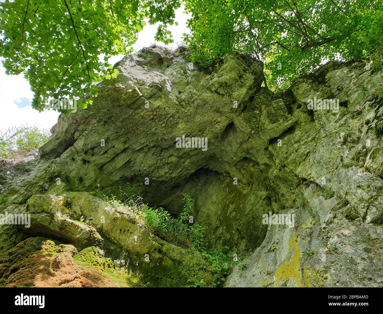 Grotta nelle rocce di montagna Foto Stock
