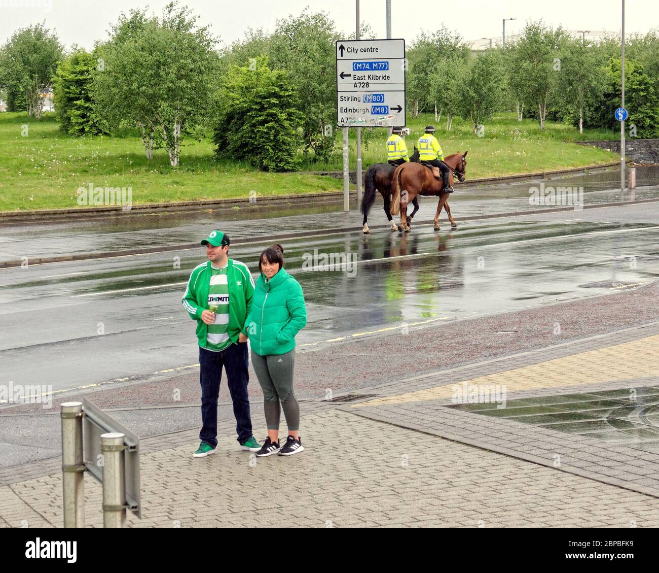 Glasgow, Scozia, Regno Unito 18 maggio 2020: Celtic ha ottenuto il titolo scozzese e sia la polizia che il club hanno suggerito che i tifosi dovrebbero stare lontani dallo stadio. La polizia era fuori in vigore per assicurare la distanza sociale e pioveva come alcuni fan posato per le immagini al locale. Gerard Ferry/Alamy Live News Foto Stock