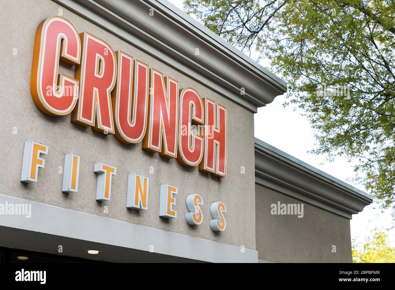 Un logo all'esterno di una sede di Crunch Fitness a Washington, D.C., il 9 maggio 2020. Foto Stock