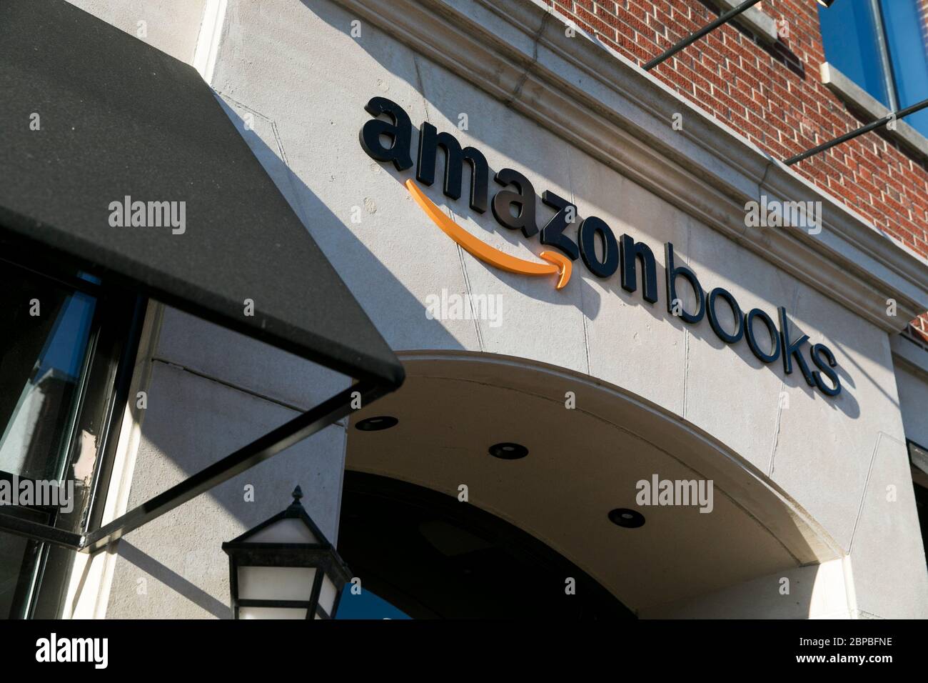 Un logo all'esterno di un punto vendita Amazon Books a Washington, D.C., il 9 maggio 2020. Foto Stock