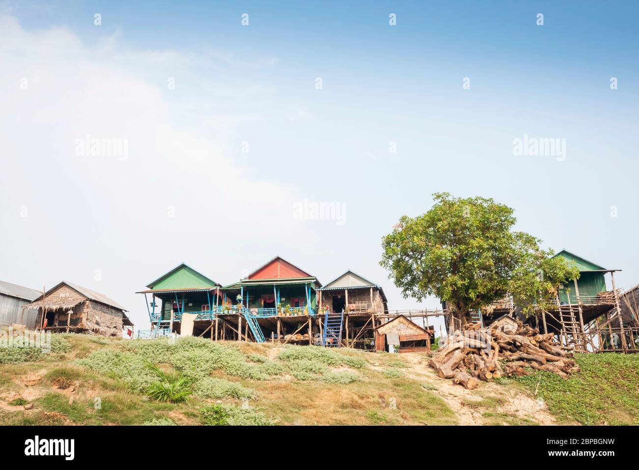 Case su palafitte a Kampong Phluk, Siem Reap Provincia, Nord-centrale Cambogia, Sud-Est asiatico Foto Stock