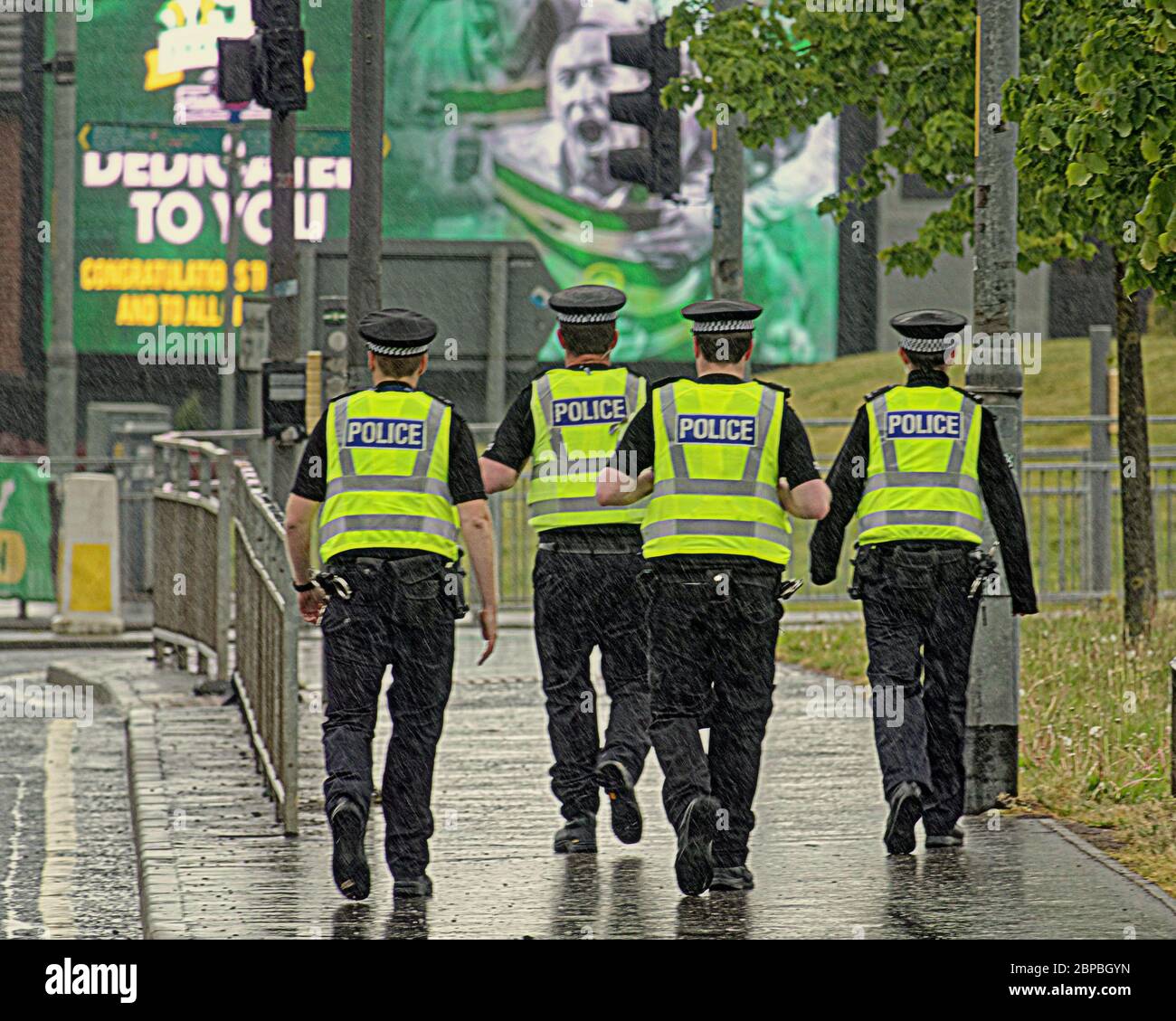 Glasgow, Scozia, Regno Unito 18 maggio 2020: Celtic ha ottenuto il titolo scozzese e sia la polizia che il club hanno suggerito che i tifosi dovrebbero stare lontani dallo stadio. La polizia era fuori in vigore per assicurare la distanza sociale e pioveva come alcuni fan posato per le immagini al locale. Gerard Ferry/Alamy Live News Foto Stock